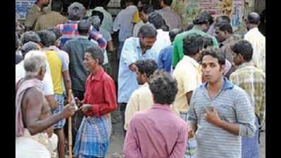 Tipplers throng Tasmac shops that survived apex court axe