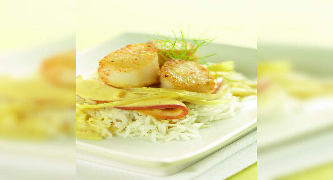 Pan-Seared Scallops with Apple and Fennel in Saffron Cream Recipe: How to Make Pan-Seared Scallops w