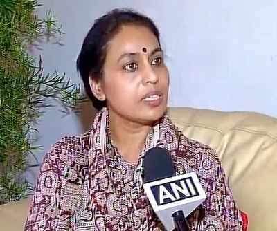 Stone Pelters: Chetan Cheetah's wife slams Farooq Abdullah for calling ...