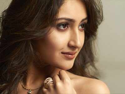 Sayyeshaa Sehgal enchants fans with some stunning dance moves!