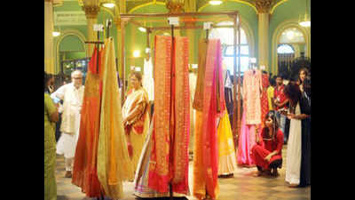 Buyers throng silk, cotton fair in Patna