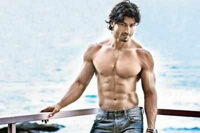 Vidyut Jammwal undergoes cupping therapy like Michael Phelps