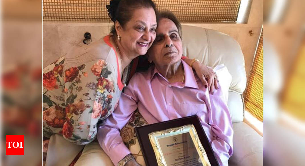 Dilip Kumar honoured with Living Legend Lifetime award | Hindi Movie ...