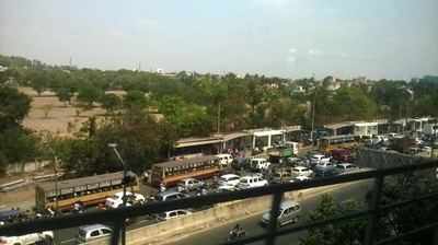 Protest by film director Gowthaman, others causes huge traffic bock near Kathipara flyover in Chennai
