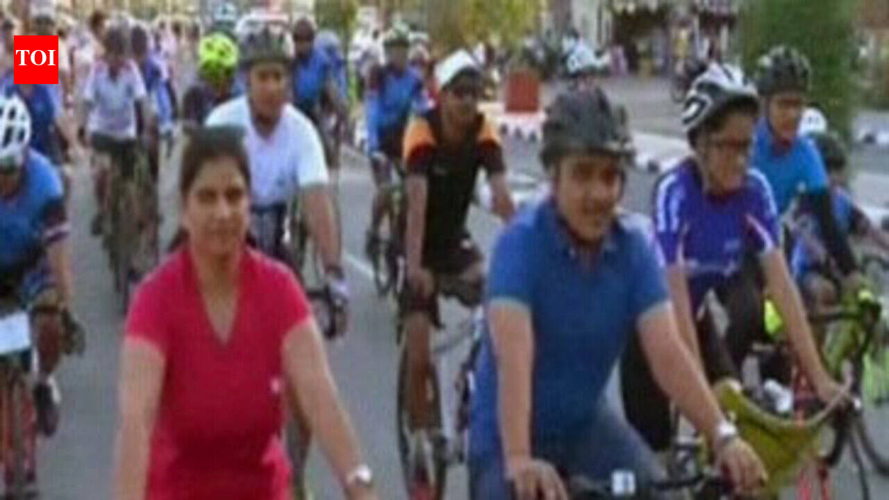 Surat: Ahead of PM Modi's visit, cycle rally held to create fuel awareness