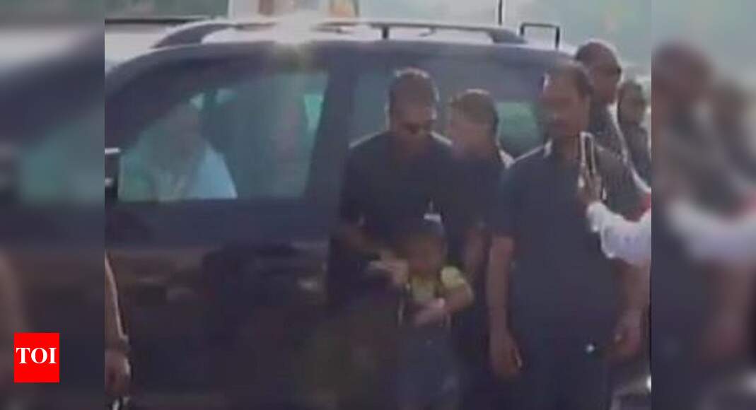 Narendra Modi: When PM Narendra Modi stopped car to meet 4-year-old