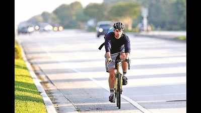 Fitness freaks continue to cycle to work