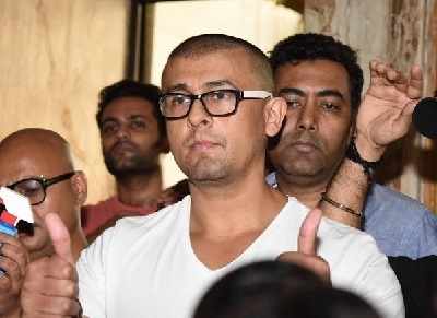 Humour: Sonu Nigam gets 10 lakh messages from Dr Batra after shaving his head