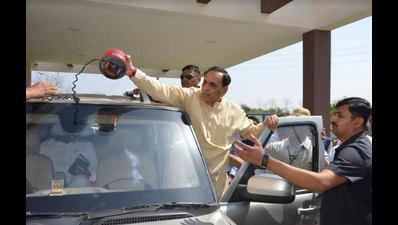 Gujarat CM Vijay Rupani removes red beacon from his car