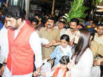 Aishwarya Rai, Abhishek Bachchan visit Siddhivinayak temple on their 10th anniversary