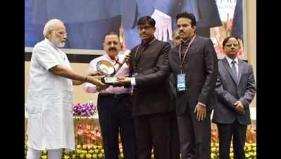 PM awards two Bihar babus for electricity work in Nalanda