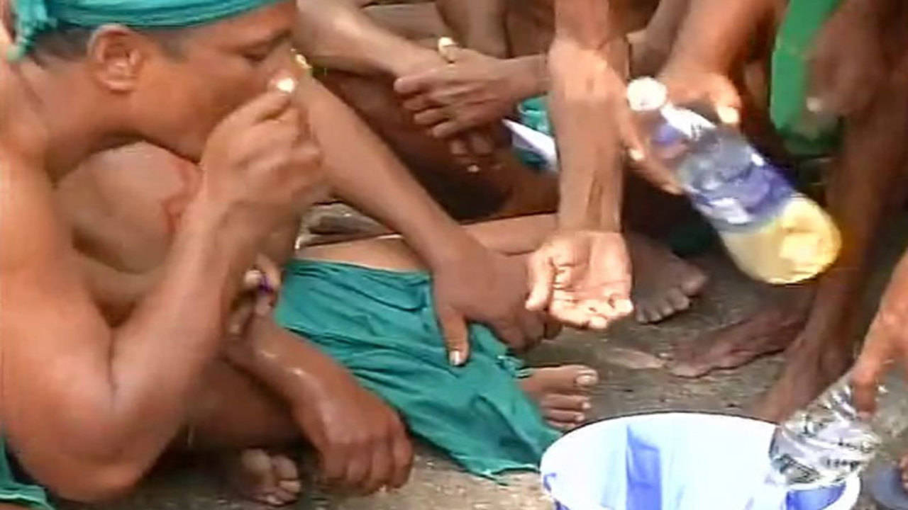 Protesting Tamil Nadu farmers drink urine | India News - Times of India