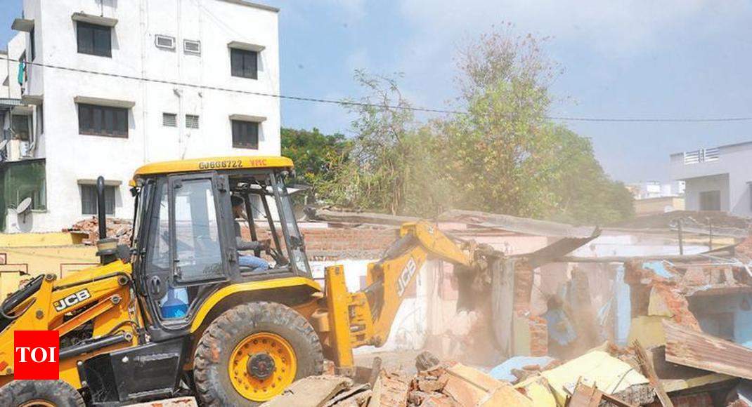 Sama: VMC razes settlement around Sama pond | Vadodara News - Times of ...