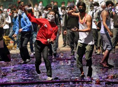 300 WhatsApp groups mobilised stone-pelters in Kashmir: Police official