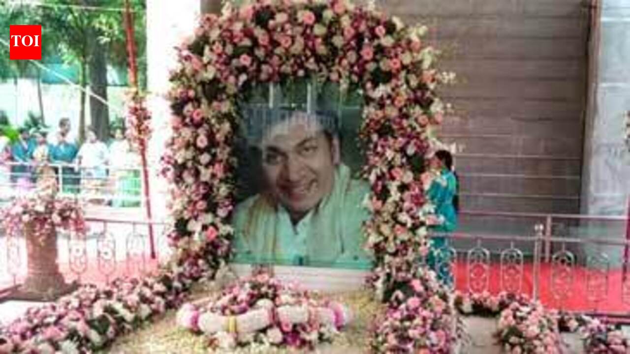 Fans, family pay tribute to legendary actor Rajkumar on his 88 th birth ...