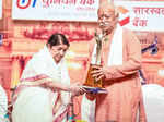Lata Mangeshkar receives award