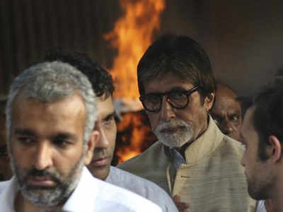 Amitabh Bachchan posts an emotional note remembering Vinod Khanna