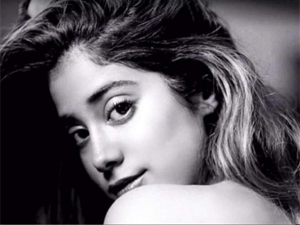 Jhanvi Kapoor is bringing sexy back in this new pic