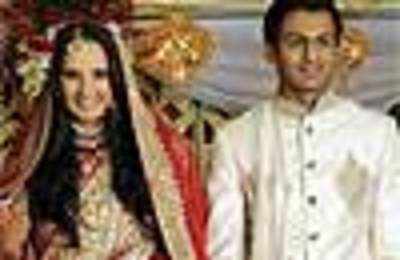 Sania, Shoaib mobbed on arrival in Pakistan