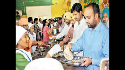 Meals at 10 scheme begins in 2 districts