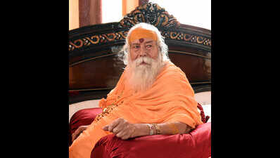 Swaroopananda Saraswati may step down as shankaracharya of one of the two peeths headed by him