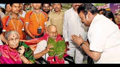 Vishwanath returns to rousing welcome after Phalke honour