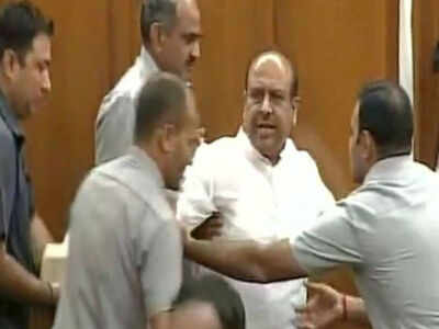 Drama in Delhi Assembly, BJP MLA Vijender Gupta marshalled out