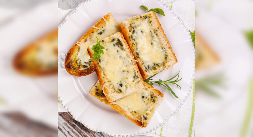 Baked Chili Cheese Toast Recipe: How to Make Baked Chili Cheese Toast Recipe | Homemade Baked Chili 