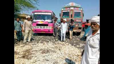 Angry farmers dump tonnes of onions on road
