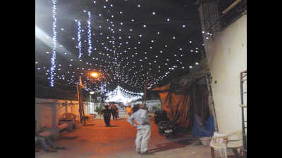 Kabrastans bedecked with fairy lights for Shab E' Baraat