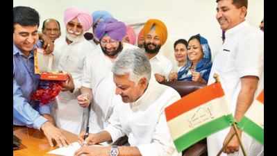 Sunil Jakhar takes charge, takes on politicisation of babus, cops