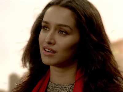 'Half Girlfriend' song: Shraddha Kapoor mesmerises with her soulful voice in 'Phir Bhi Tumko Chaahungi'
