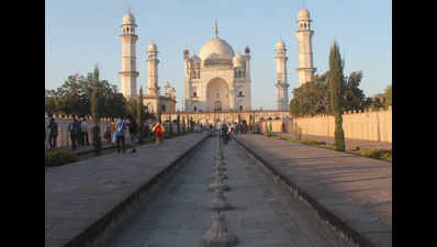 Incredible Agra? Not really: 82% foreign tourists visiting Agra have fear of contracting diseases