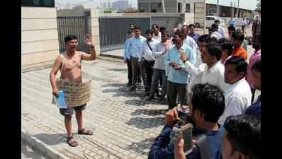 Shirtless protest for govt scheme home due since 2014