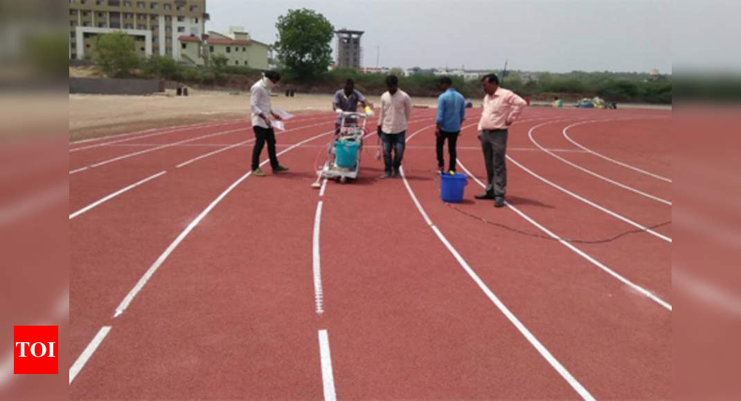 running shoes for synthetic track