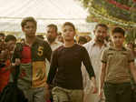 Dangal girls walking with Aamir Khan