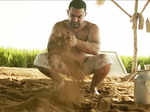 Aamir Khan hands in mud