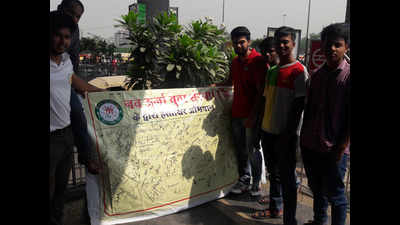 Noida youth clean Metro station, carry out signature campaign