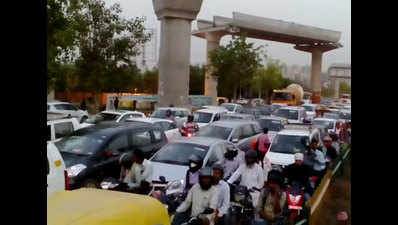 Traffic jam plagues Noida’s Sector 71, Balak Nath intersection