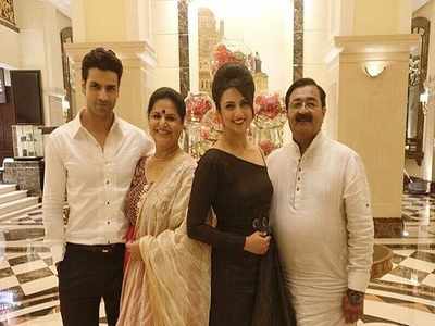 Vivek Dahiya can't take his eyes off wife Divyanka Tripathi in this group photo
