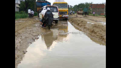 NH-28A turns into pond before work completion