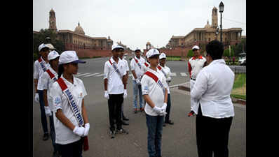 Delhi: Students regulate traffic with police officials at Vijay Chowk