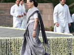Sonia Gandhi paying tribute to Rajiv Gandhi