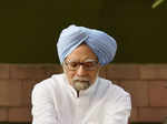 Manmohan Singh paying floral tributes to Rajiv Gandhi