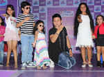 Swwapnil Joshi posing with contestants