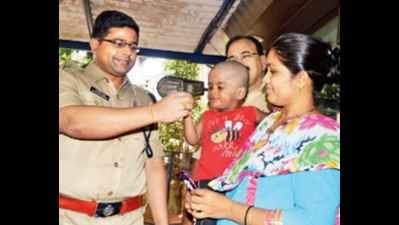 Woman caught in bid to sell toddler for Rs 1 lakh near Vasai railway station