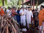 Family members and relatives perform the last rites of godman Chandraswami