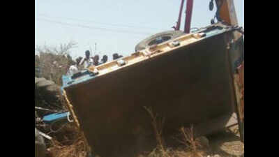 11 killed, 12 injured as tractor trolley overturns in MP's Neemuch ...