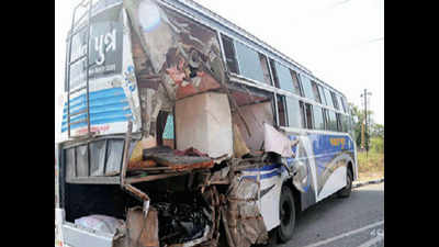 Three die as two buses collide near Jambua bridge