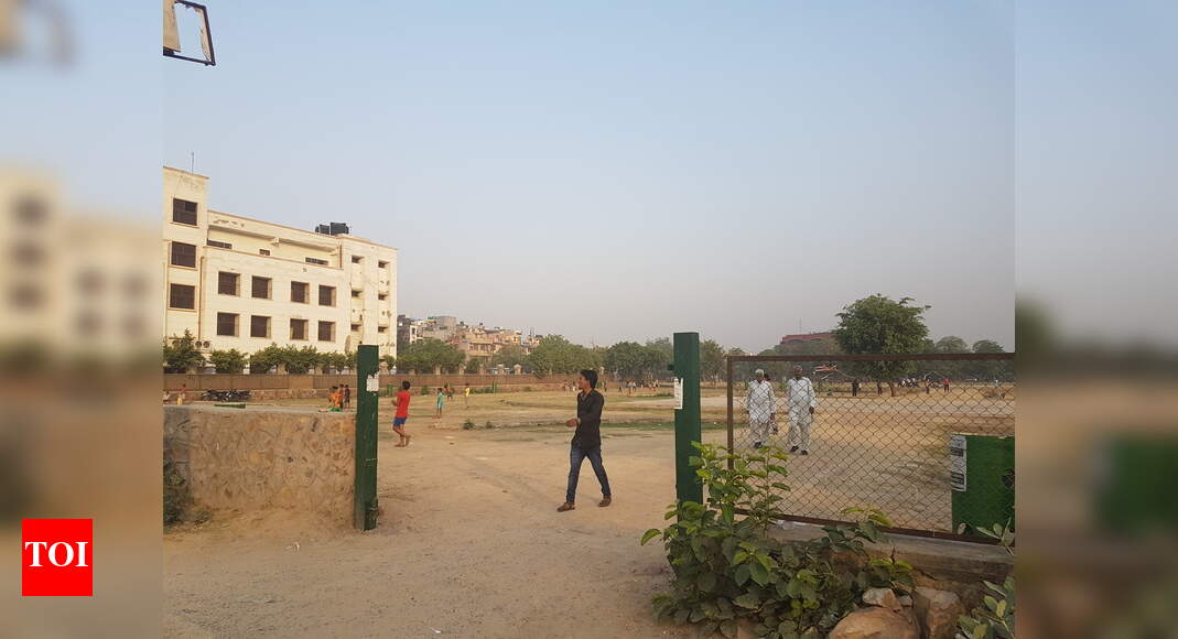 Rohini park gate and wall broken - Times of India
